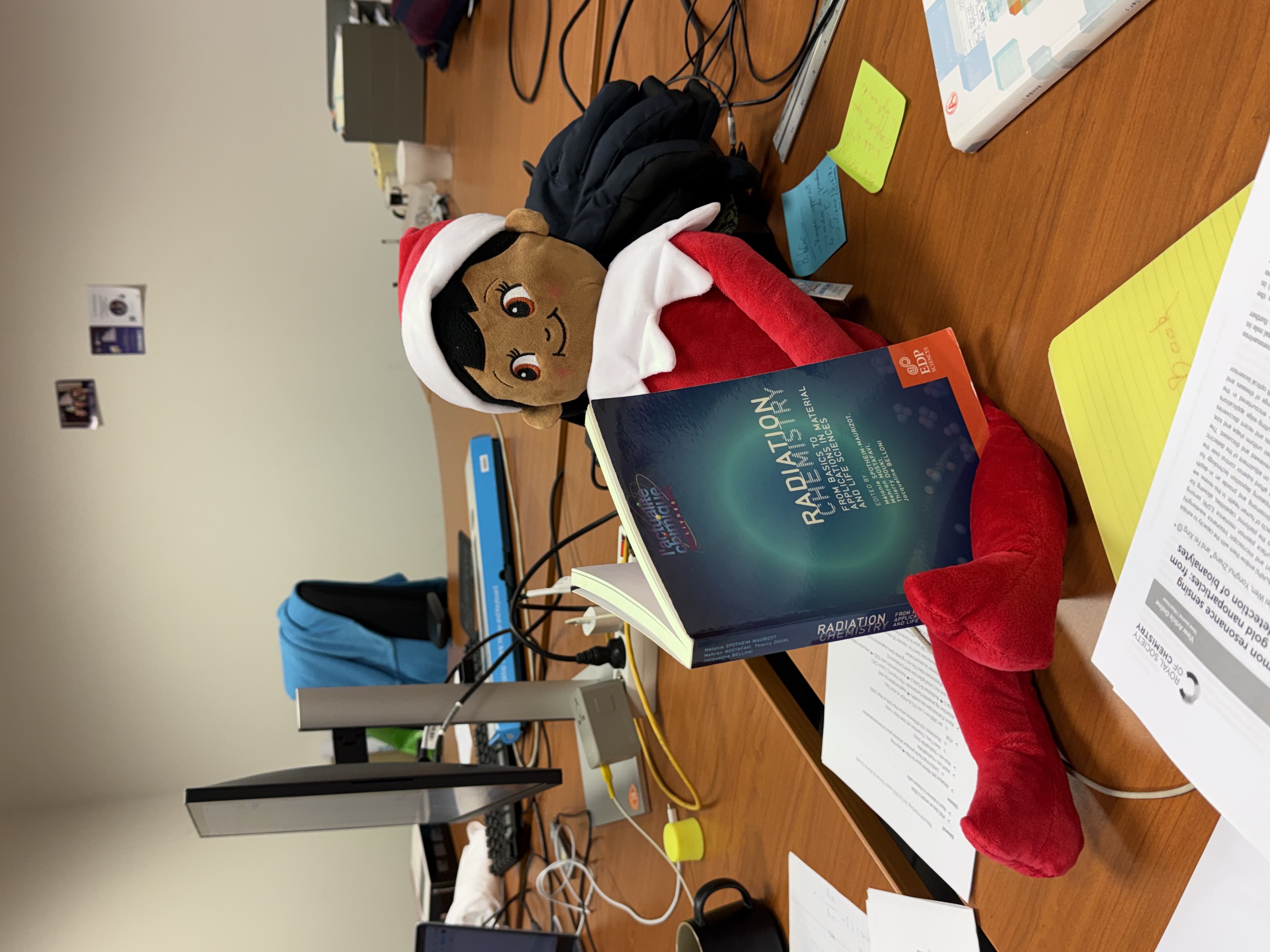 le 18 décembre: "pendant qu'Hugo est au labo, Léon est sur le bureau en pleine lecture"