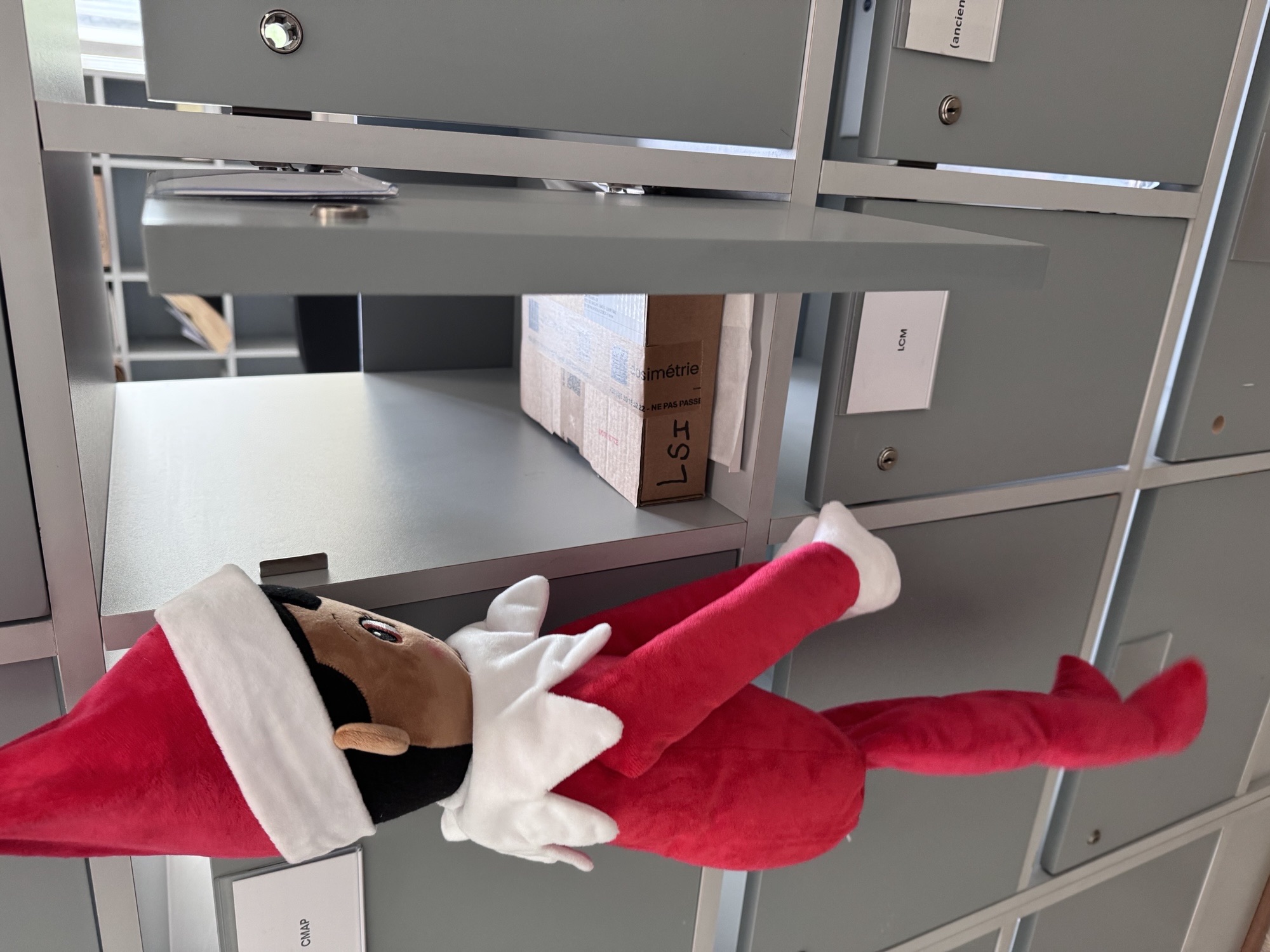 Léon, a commencé son après-midi par une mission hautement stratégique : passage à la poste pour déposer et récupérer le courrier