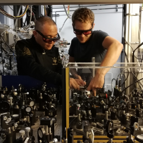 Romain et Jingwei travaillant sur l'installation THz