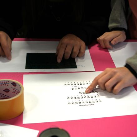 Le magnétisme : décryptage de phrases à l’aide d’une feuille magnétique