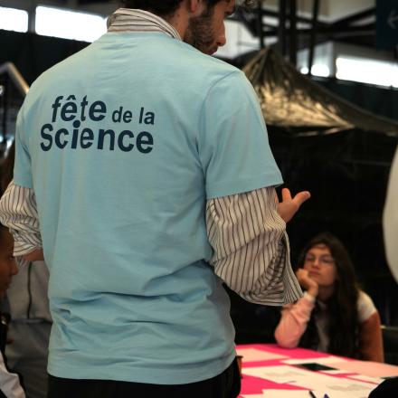 Atelier 3 _ Le magnétisme : décryptage de phrases à l’aide d’une feuille magnétique