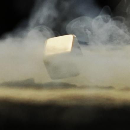 Démonstration de lévitation de supraconducteur